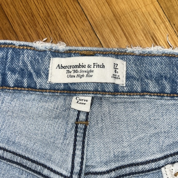 Curve Love size 27/4R
The 90s Straight Ultra High Rise
Abercrombie and Fitch - Picture 2 of 3